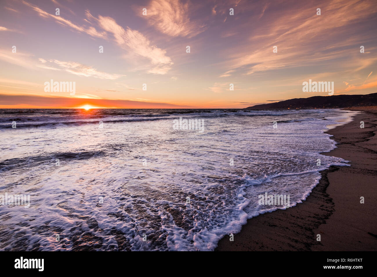 Vue du coucher de soleil de Malibu Beach, le littoral de l'océan Pacifique, Los Angeles County, Californie Banque D'Images