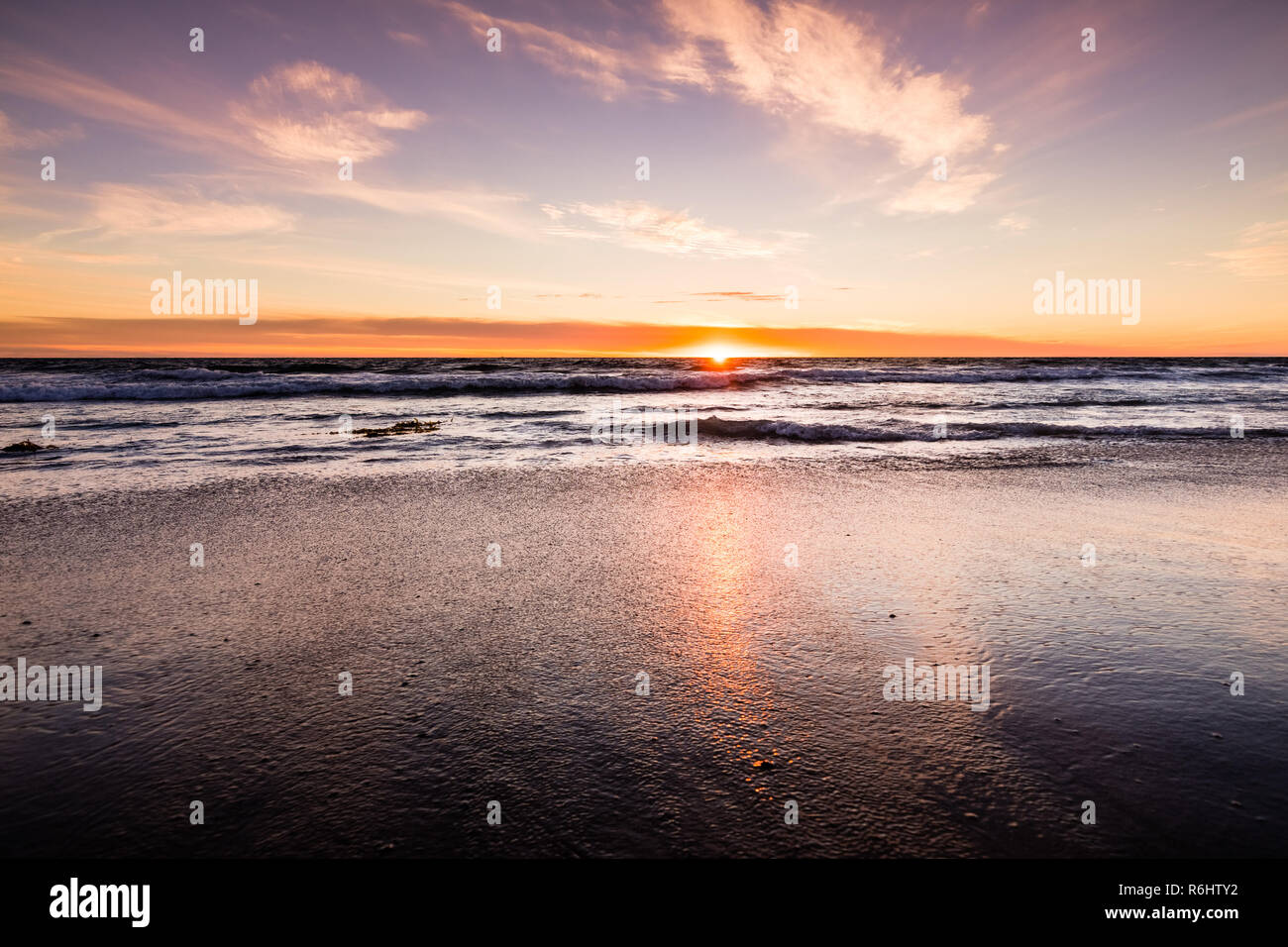 Vue du coucher de soleil de Malibu Beach, le littoral de l'océan Pacifique, Los Angeles County, Californie Banque D'Images