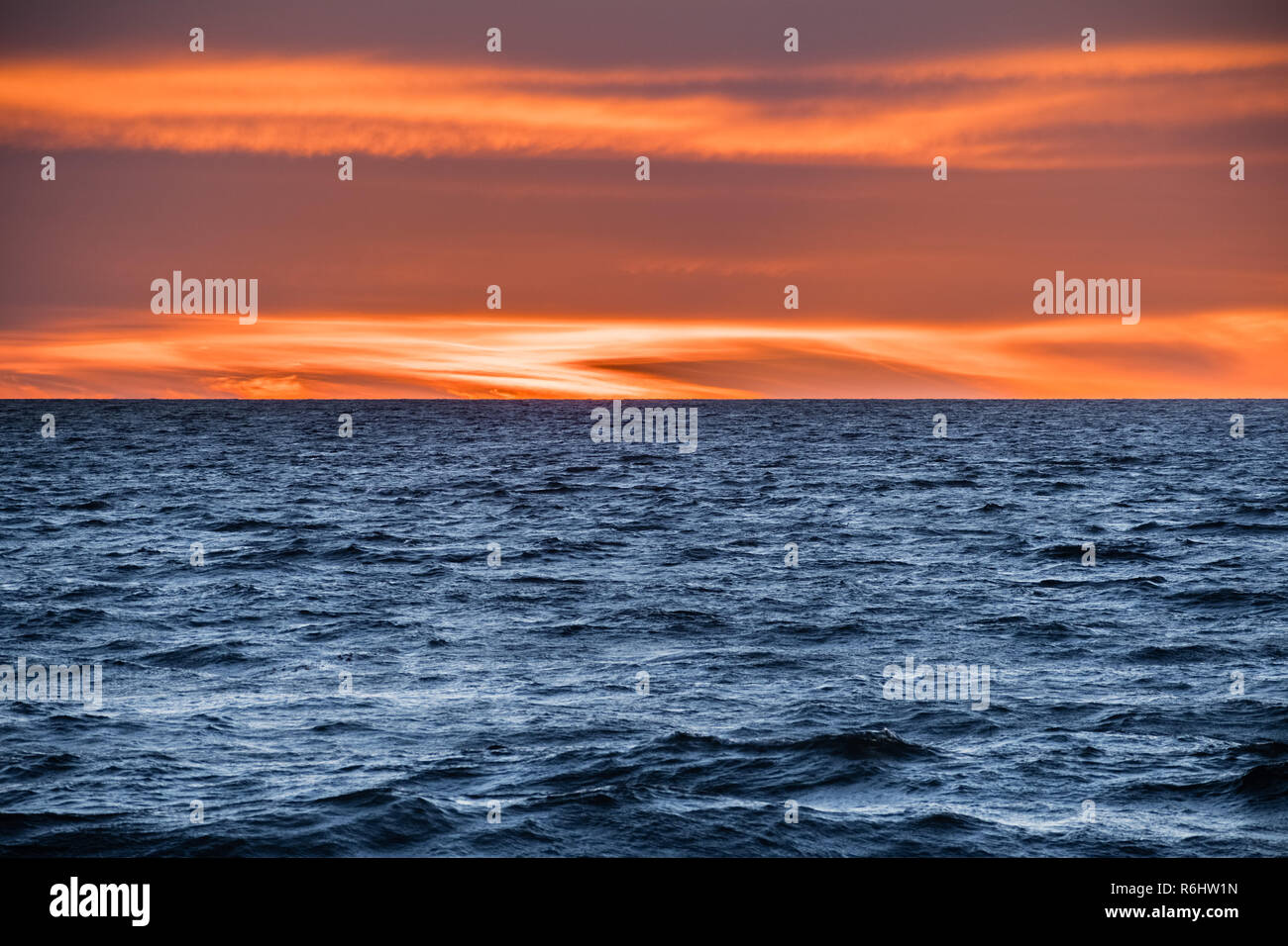 Après le coucher du soleil sur le paysage littoral de l'océan Pacifique, Malibu, Los Angeles County, Californie Banque D'Images