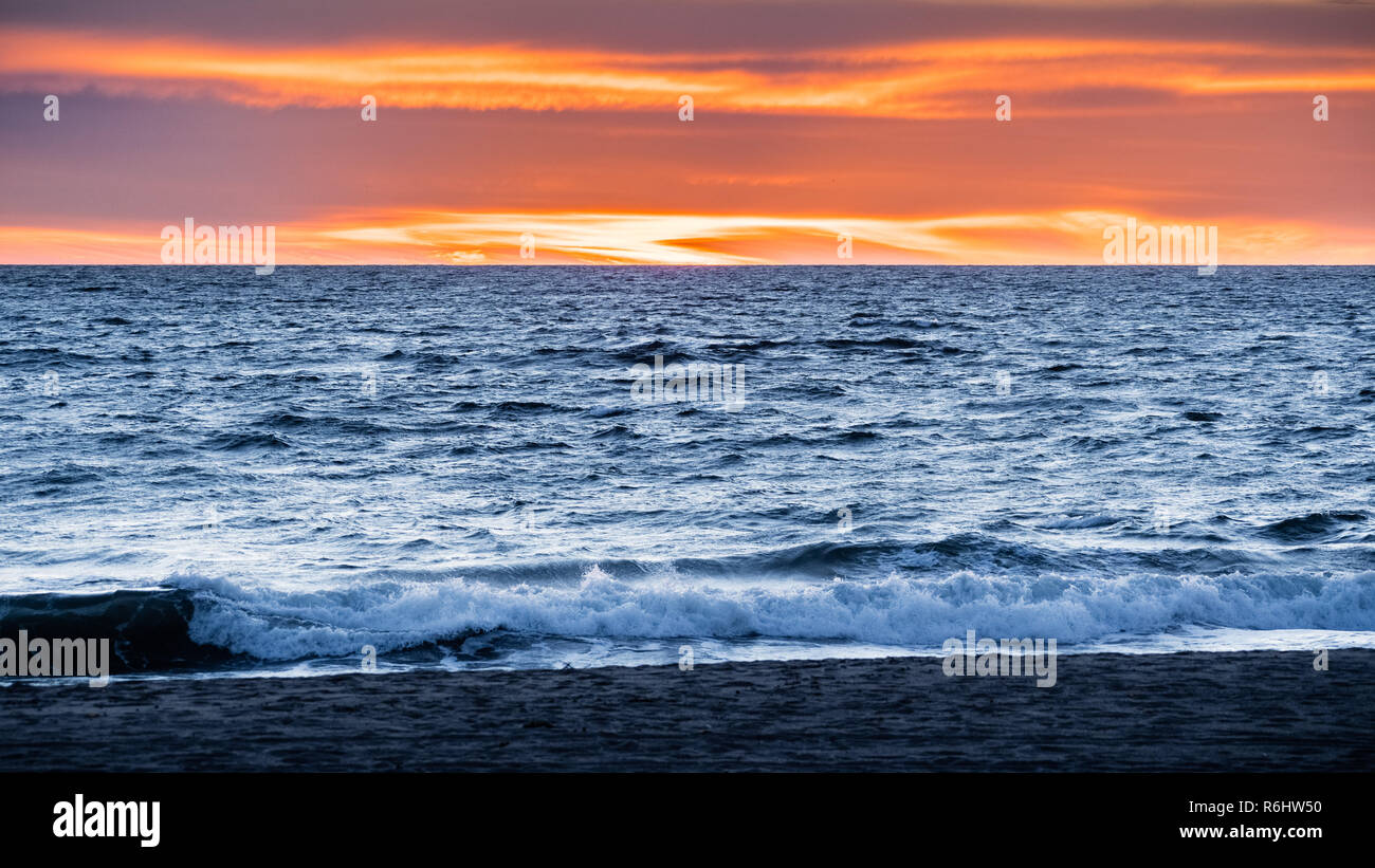 Après le coucher du soleil sur le paysage littoral de l'océan Pacifique, Malibu, Los Angeles County, Californie Banque D'Images