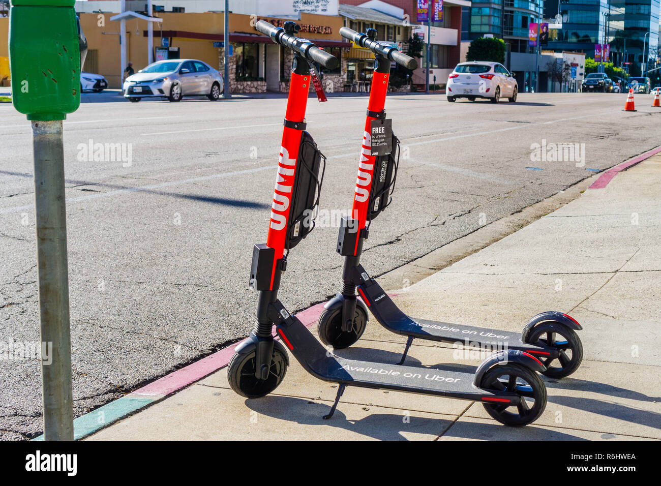 3 décembre 2018 Los Angeles / CA / USA - Saut des scooters électriques en stationnement sur un trottoir ; JUMP est un dockless scooters vélo électrique et système de partage Banque D'Images