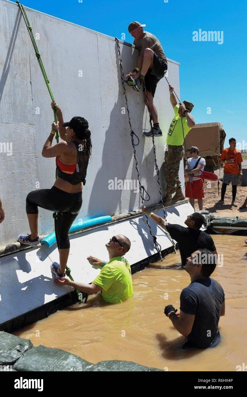 Soldats, membres de la famille et amis, prendre part à l'ancienne 2017 Boue Ironsides défi ici samedi. Le défi de boue a pris les participants grâce à un cours de cinq milles exténuants rempli d'une série d'eau boueuse, et les obstacles physiques à surmonter. Banque D'Images