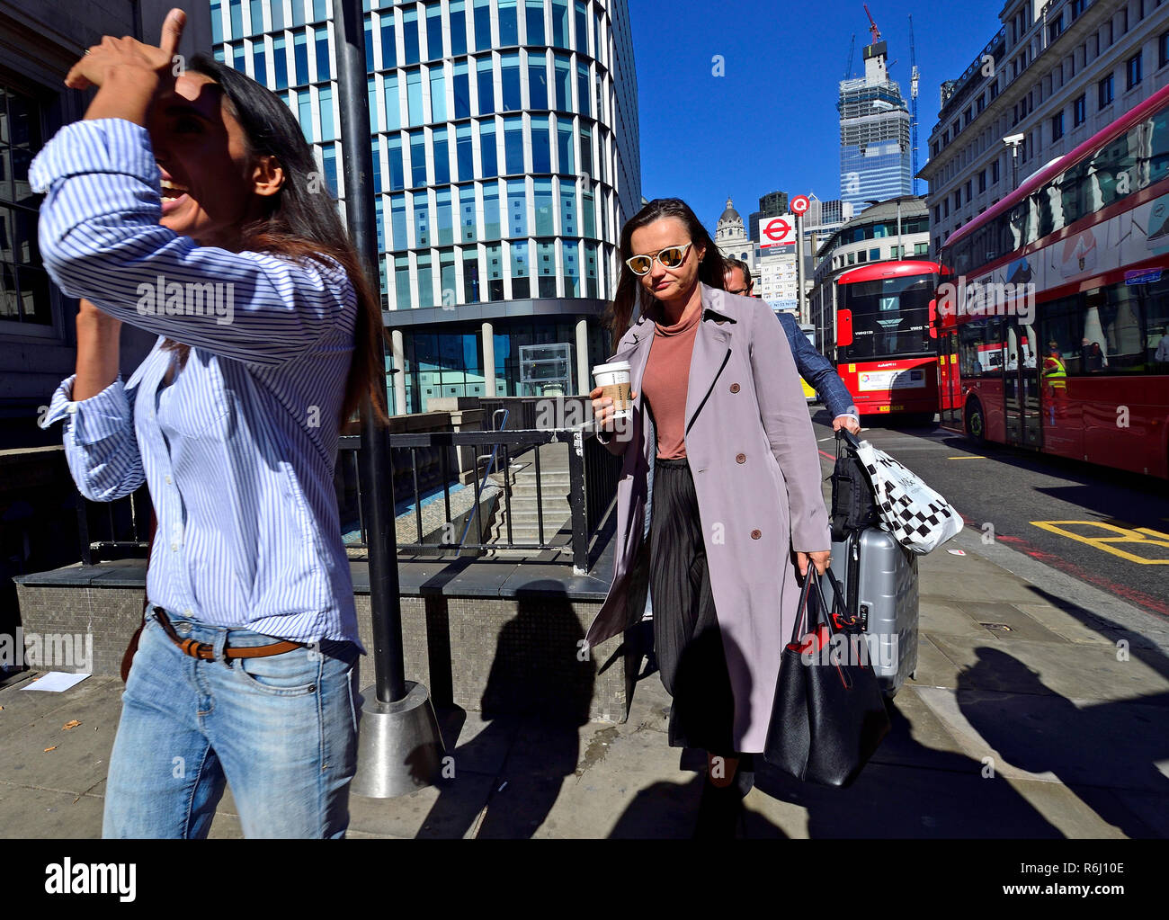 Femme avec une tasse de café à emporter Starbucks, Londres, Angleterre, Royaume-Uni. Banque D'Images