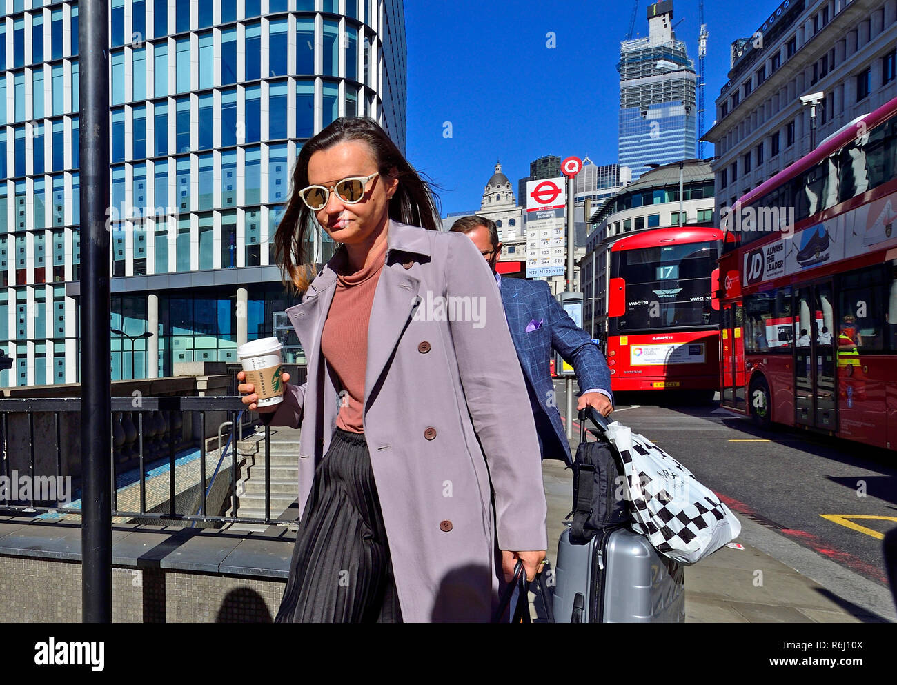 Femme avec une tasse de café à emporter Starbucks, Londres, Angleterre, Royaume-Uni. Banque D'Images