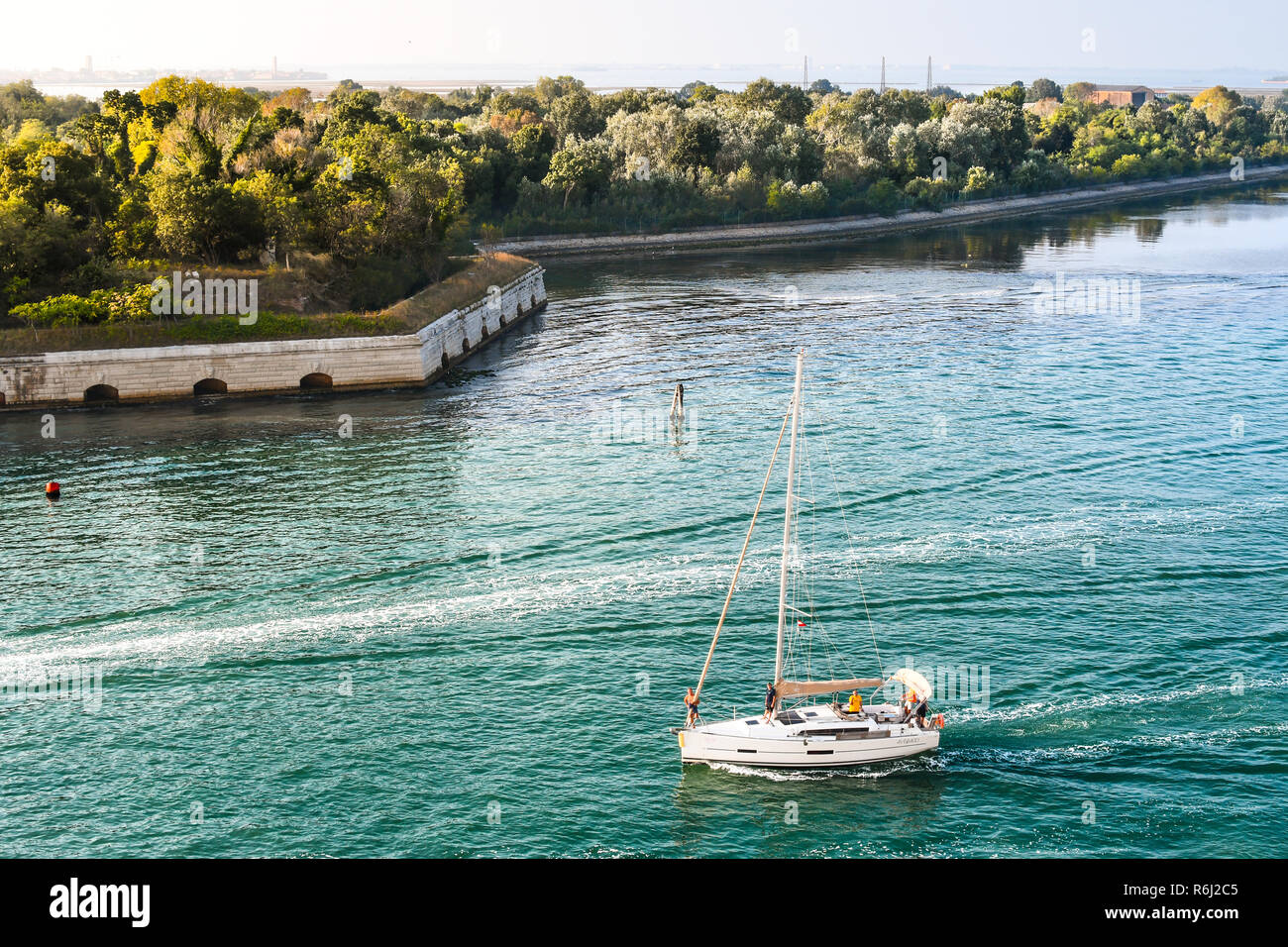 Un groupe d'hommes de profiter d'un après-midi sur un yacht à l'extérieur du lagon au large de Venise, Italie. Banque D'Images