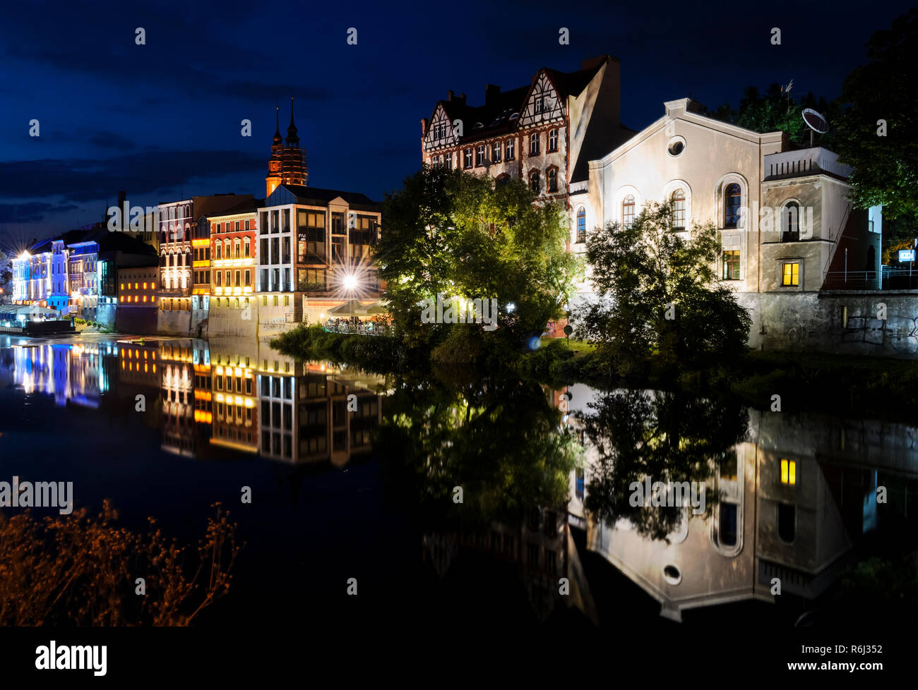 Vue nocturne sur la ville d'Opole, et du fleuve Oder, Polonais. Banque D'Images