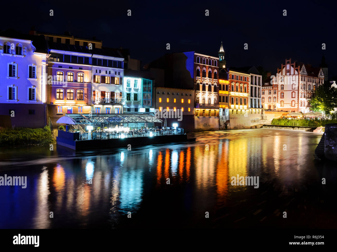 Vue de nuit sur le centre de la ville d'Opole, et du fleuve Oder, Polonais. Banque D'Images