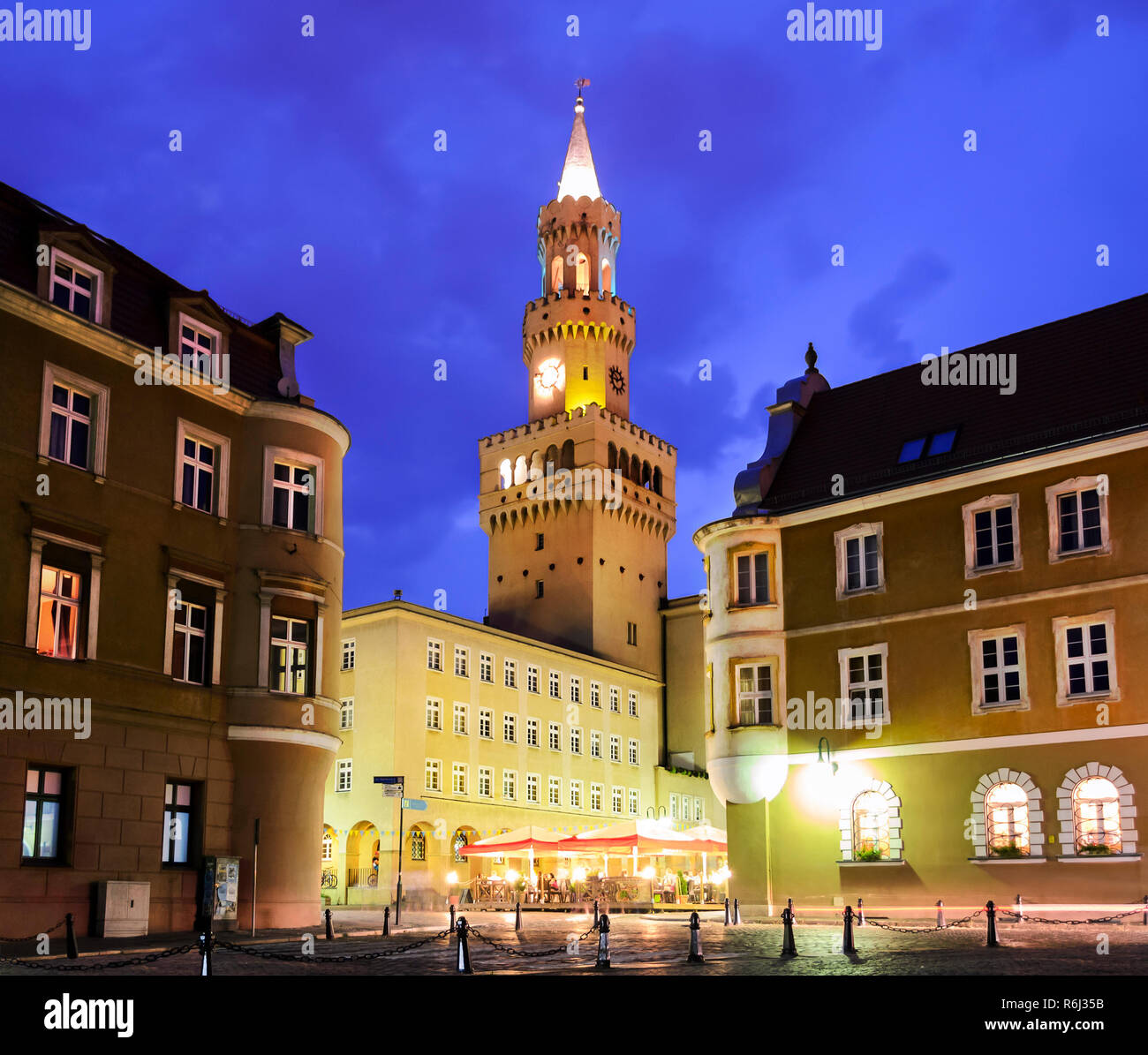 La partie centrale de la ville d'Opole dans la nuit Banque D'Images