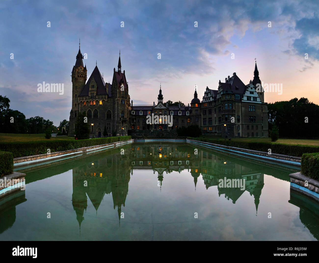 Château fabuleux à Moszna dans la nuit, près de Opole, Silésie, Pologne Banque D'Images