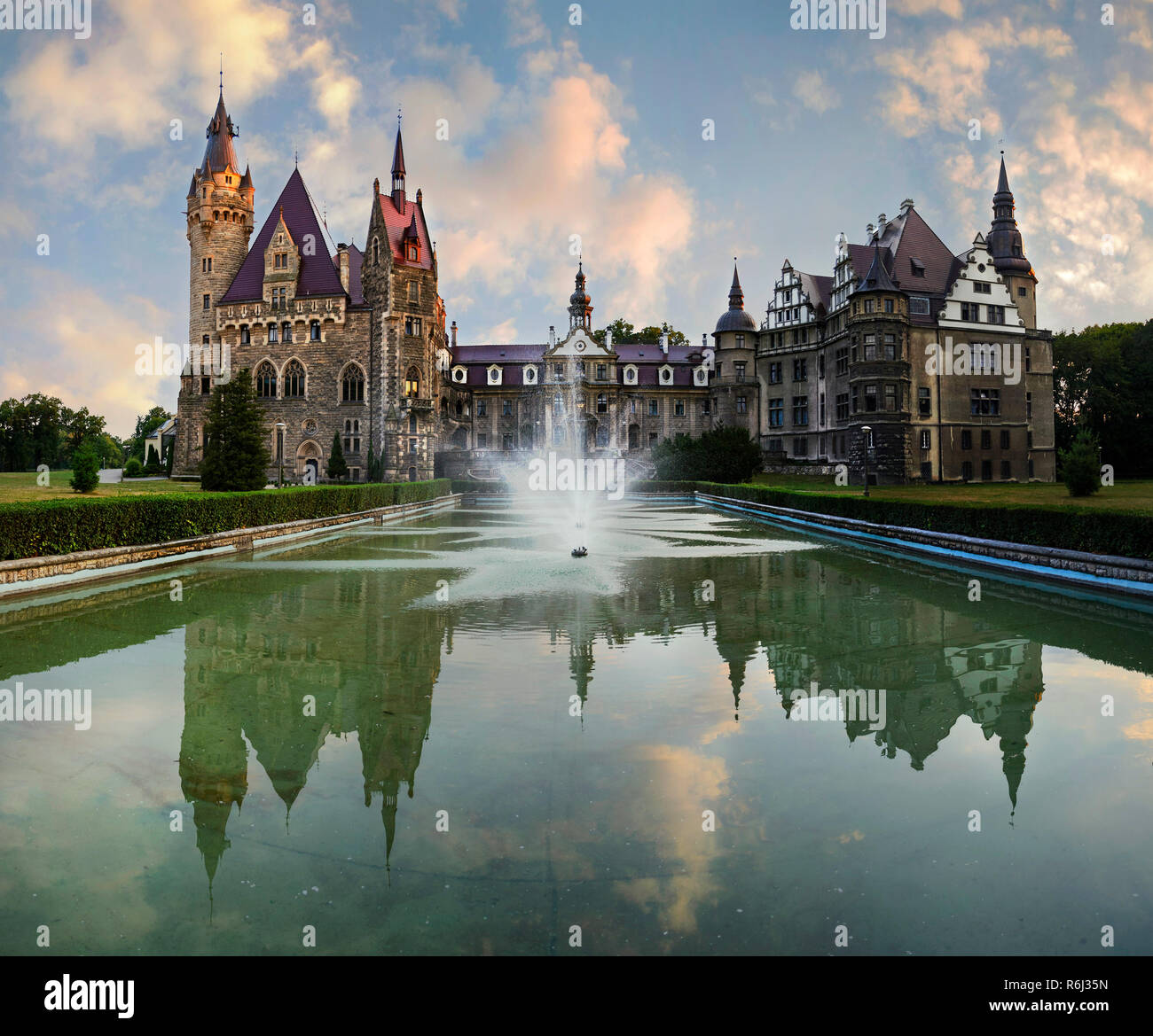 Château fabuleux à Moszna dans la soirée, près de Opole, Silésie, Pologne Banque D'Images