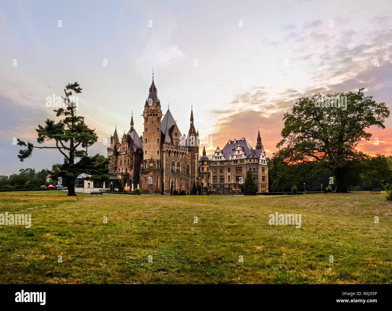 Moszna fabuleux château dans le soir, Opole, Silésie, Pologne Banque D'Images