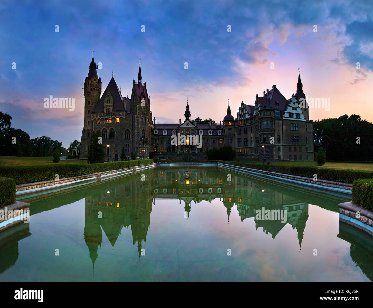 Château fabuleux à Moszna dans la nuit, près de Opole, Silésie, Pologne Banque D'Images