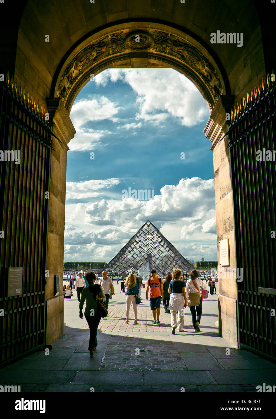 PARIS, FRANCE - 8 septembre 2013 : la pyramide du Louvre avec des silhouettes de personnes en premier plan. Musée d'art le plus visité au monde et un monumen historique Banque D'Images