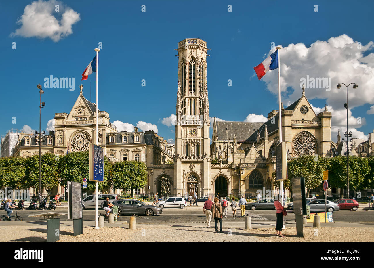 PARIS - Septembre 08 : Les gens à pied près de l'église de Saint-Germain-l'Auxerrois à Paris, France le 08 septembre 2013. Paris est la ville la plus visitée de Banque D'Images