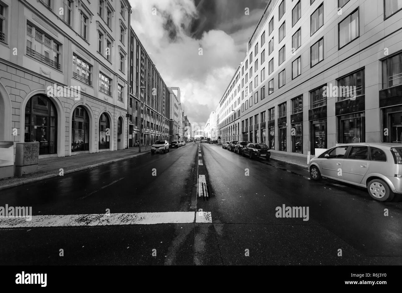 La rue dans le centre de Berlin, photo noir et blanc. L'Allemagne, de l'Europe. Banque D'Images
