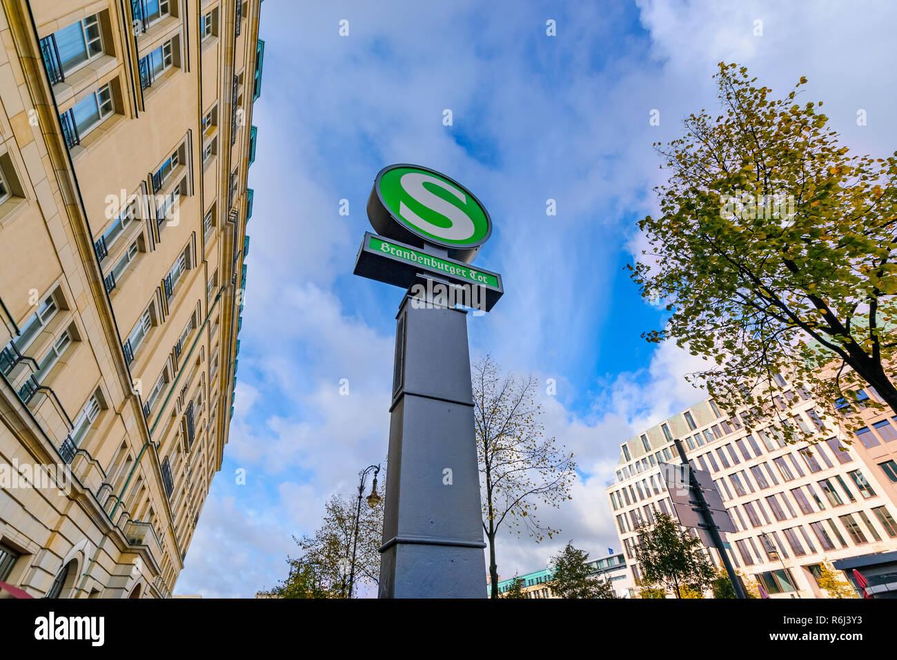 Allemagne Berlin - 08 octobre 2017 : Le métro S-Bahn signe symbole de la Brandenburger Tor sur 08 octobre 2017. Banque D'Images