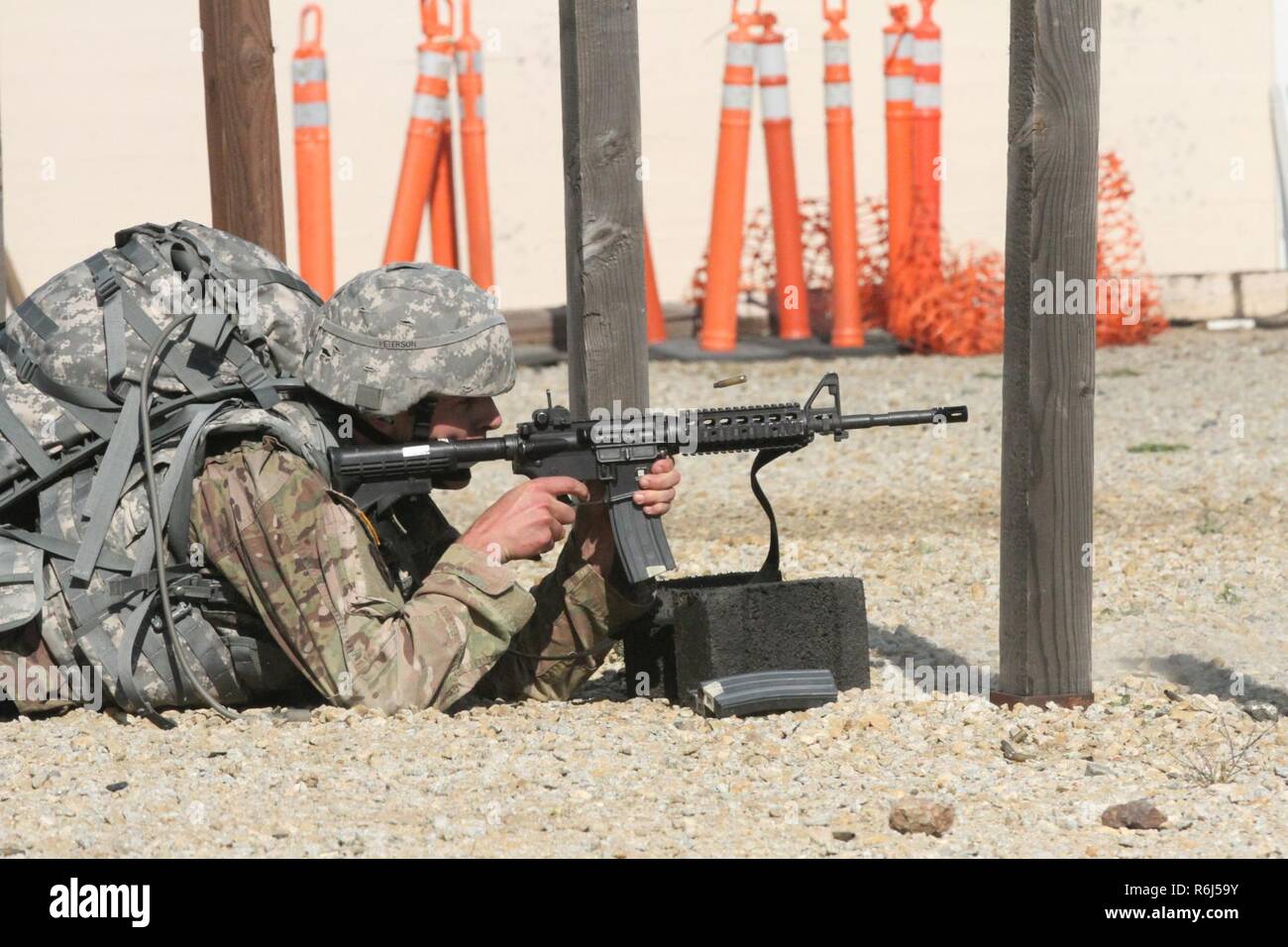 Le Sgt. James Peterson, de l'Army National Guard Californie feux à une cible pendant le tournage de Stress/lutte pour votre carabine de la Garde nationale 2017 Meilleur guerrier de la région VII Bureau compétition à San Luis Obispo, Californie. Banque D'Images