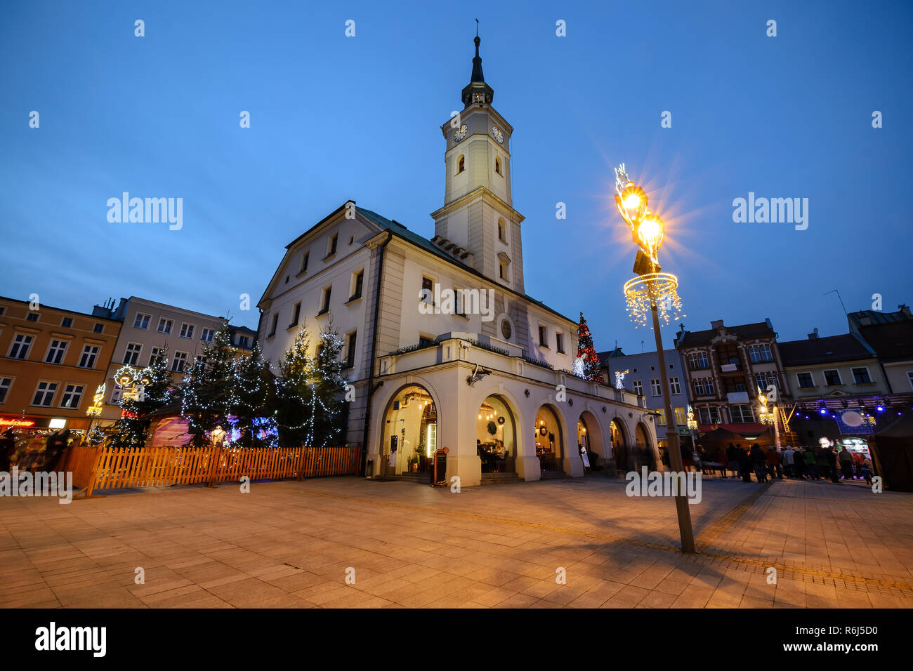 La mairie et de la rue du marché traditionnel à Gliwice, Pologne dans la soirée Banque D'Images