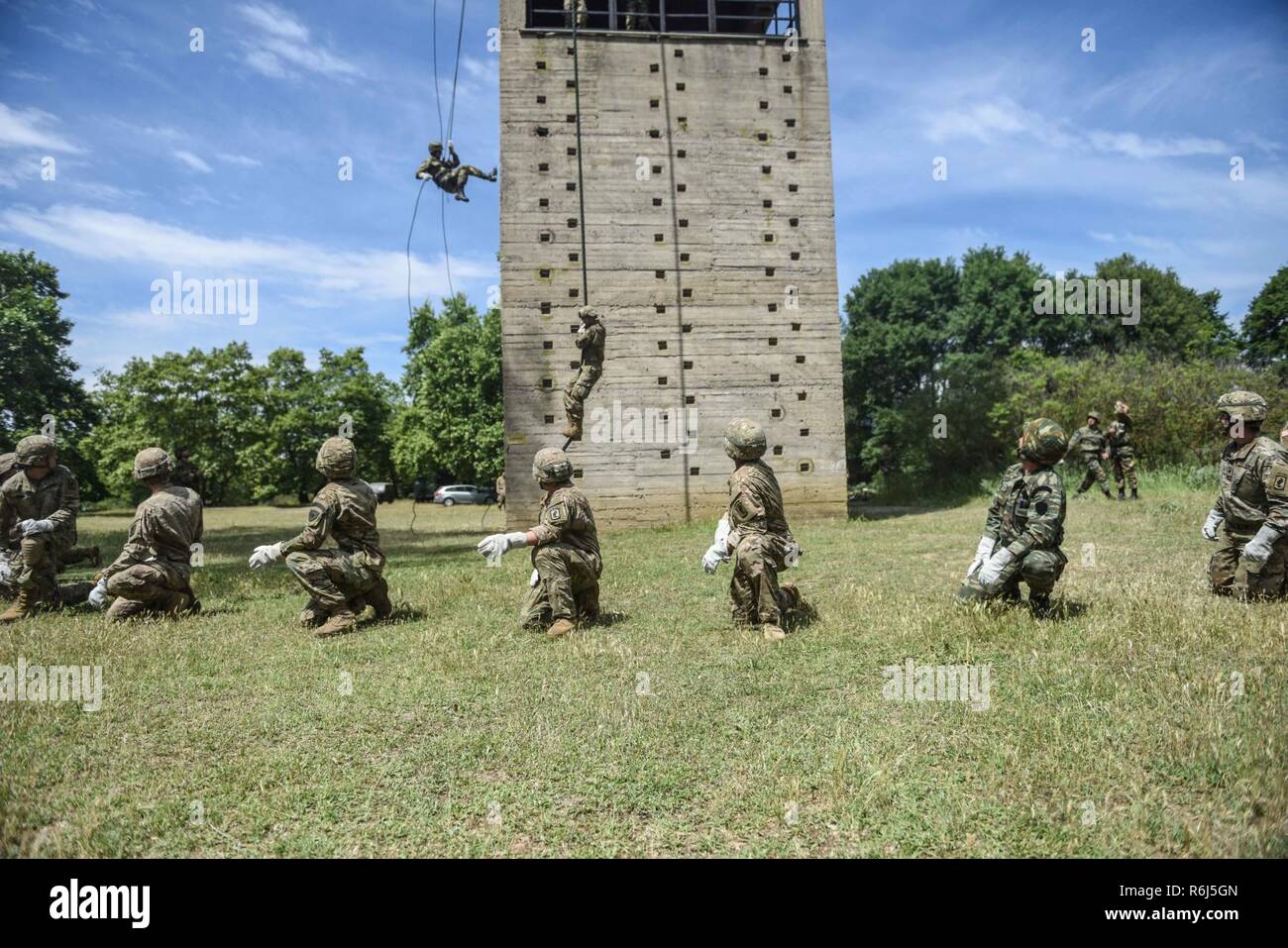 Parachutistes grecque avec la 1ère brigade de commandos parachutistes de l'armée grecque, effectuer la descente en rappel et la formation rapide de corde ciel des soldats de la Compagnie B, 1er Bataillon, 503e Régiment d'infanterie, 173e Brigade aéroportée, le 19 mai 2017 au Camp Rentina, la Grèce dans le cadre de l'exercice 2017 Minotaure à baïonnette. Bayonet-Minotaur est un exercice d'entraînement bilatéral entre des soldats américains affectés à la 173e Brigade aéroportée et les Forces armées grecques, axée sur l'amélioration des normes opérationnelles de l'OTAN et de développer les compétences techniques. Banque D'Images