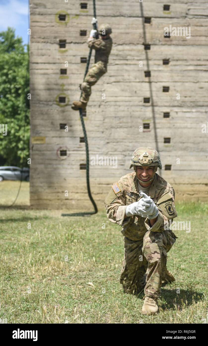 Parachutistes grecque avec la 1ère brigade de commandos parachutistes de l'armée grecque, effectuer la descente en rappel et la formation rapide de corde ciel des soldats de la Compagnie B, 1er Bataillon, 503e Régiment d'infanterie, 173e Brigade aéroportée, le 19 mai 2017 au Camp Rentina, la Grèce dans le cadre de l'exercice 2017 Minotaure à baïonnette. Bayonet-Minotaur est un exercice d'entraînement bilatéral entre des soldats américains affectés à la 173e Brigade aéroportée et les Forces armées grecques, axée sur l'amélioration des normes opérationnelles de l'OTAN et de développer les compétences techniques. Banque D'Images