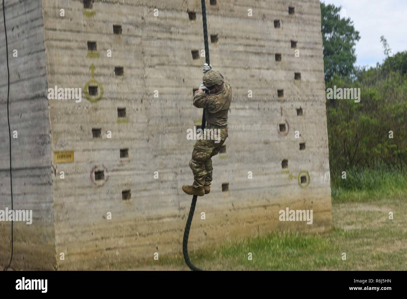 Parachutistes grecque avec la 1ère brigade de commandos parachutistes de l'armée grecque, effectuer la descente en rappel et la formation rapide de corde ciel des soldats de la Compagnie B, 1er Bataillon, 503e Régiment d'infanterie, 173e Brigade aéroportée, le 19 mai 2017 au Camp Rentina, la Grèce dans le cadre de l'exercice 2017 Minotaure à baïonnette. Bayonet-Minotaur est un exercice d'entraînement bilatéral entre des soldats américains affectés à la 173e Brigade aéroportée et les Forces armées grecques, axée sur l'amélioration des normes opérationnelles de l'OTAN et de développer les compétences techniques. Banque D'Images