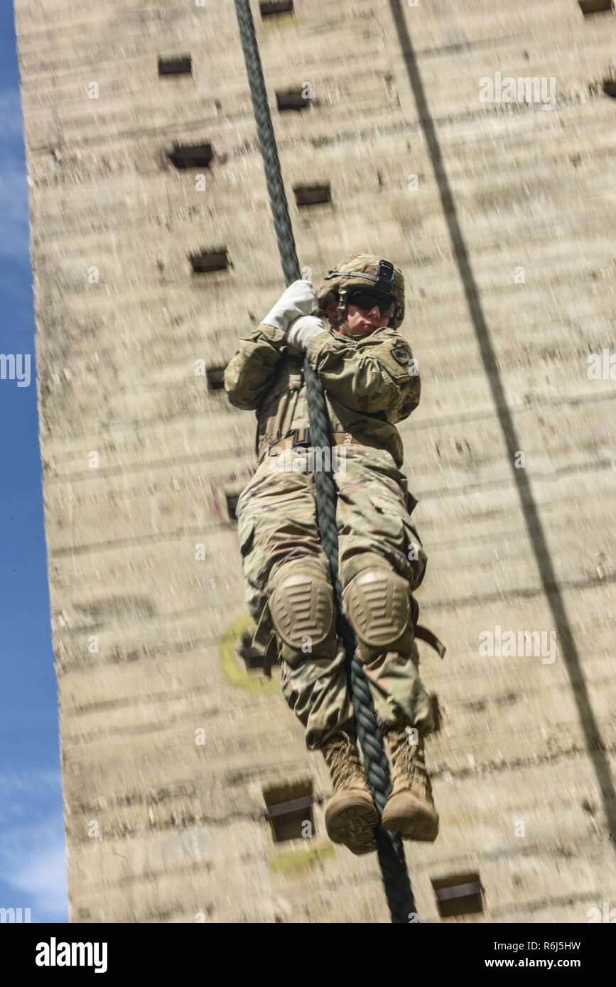 Parachutistes grecque avec la 1ère brigade de commandos parachutistes de l'armée grecque, effectuer la descente en rappel et la formation rapide de corde ciel des soldats de la Compagnie B, 1er Bataillon, 503e Régiment d'infanterie, 173e Brigade aéroportée, le 19 mai 2017 au Camp Rentina, la Grèce dans le cadre de l'exercice 2017 Minotaure à baïonnette. Bayonet-Minotaur est un exercice d'entraînement bilatéral entre des soldats américains affectés à la 173e Brigade aéroportée et les Forces armées grecques, axée sur l'amélioration des normes opérationnelles de l'OTAN et de développer les compétences techniques. Banque D'Images