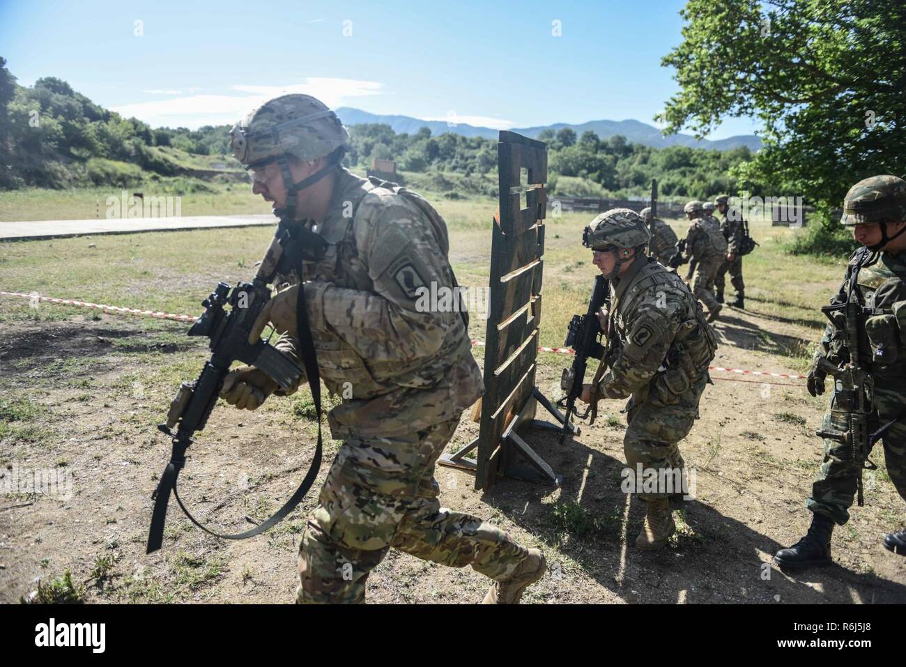 Parachutistes grecque avec la 1ère brigade de commandos parachutistes de l'armée grecque, de former et de faciliter l'exécution de l'adresse au tir à courte portée et réaction à cibler la formation des soldats du ciel avec la Compagnie B, 1er bataillon du 503e Régiment d'infanterie, 173e Brigade aéroportée, le 19 mai 2017 au Camp Rentina, la Grèce dans le cadre de l'exercice 2017 Minotaure à baïonnette. Bayonet-Minotaur est un exercice d'entraînement bilatéral entre des soldats américains affectés à la 173e Brigade aéroportée et les Forces armées grecques, axée sur l'amélioration des normes opérationnelles de l'OTAN et de développer les compétences techniques. Banque D'Images