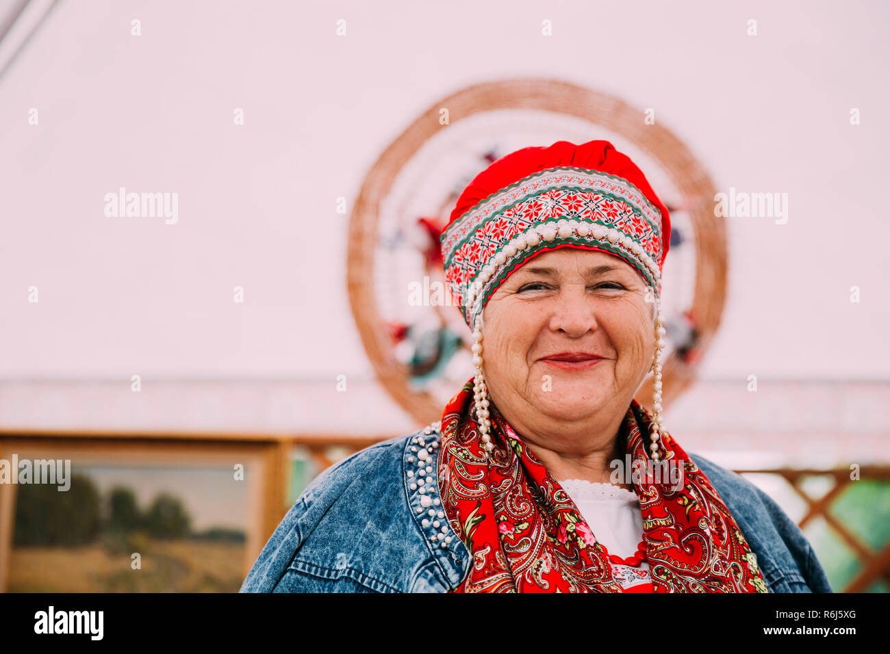 Minsk, Belarus - 23 juin 2018 : femme de gens traditionnels ethniques Costume National Russe de l'appareil photo en souriant Banque D'Images