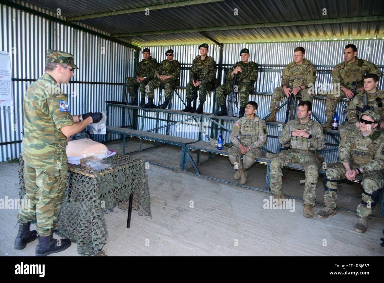 Parachutistes du 1er Bataillon, 503e Régiment d'infanterie, 173e Brigade aéroportée et les Forces armées grecques conduite pendant l'exercice médical Minotaure dans baïonnette Rentina, Grèce, 19 mai 2017. Bayonet-Minotaur est un exercice d'entraînement bilatéral entre des soldats américains affectés à la 173e Brigade aéroportée et les Forces armées grecques, axée sur l'amélioration de l'interopérabilité des normes opérationnelles de l'OTAN et de développer les compétences techniques. La 173e Brigade aéroportée de l'armée américaine est la force de réaction d'urgence en Europe, fournissant à rapidement déployer des forces à l'armée américaine l'Europe, l'Afrique et Centra Banque D'Images