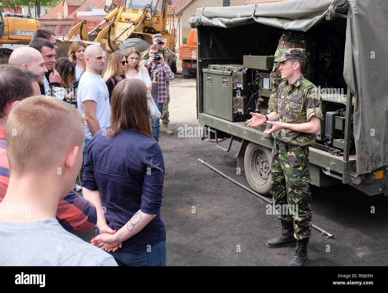 Pologne Groupe bataille soldat roumain 1er lieutenant Anghel Valer Huiu enseigne les cadets de l'Université des Études de Guerre, Varsovie, à propos de l'Gunstar nightvision lors d'un radar à affichage statique Bemowo Piskie Zone de formation le 18 mai. Les États-Unis, le Royaume-Uni et les soldats roumains de l'unité multinationale ont été très actif dans l'interaction avec les citoyens pour leur faire prendre conscience de leur présence et d'en apprendre davantage sur la mission du groupe de combat de l'OTAN à l'appui du renforcement de la présence de l'avant. Banque D'Images