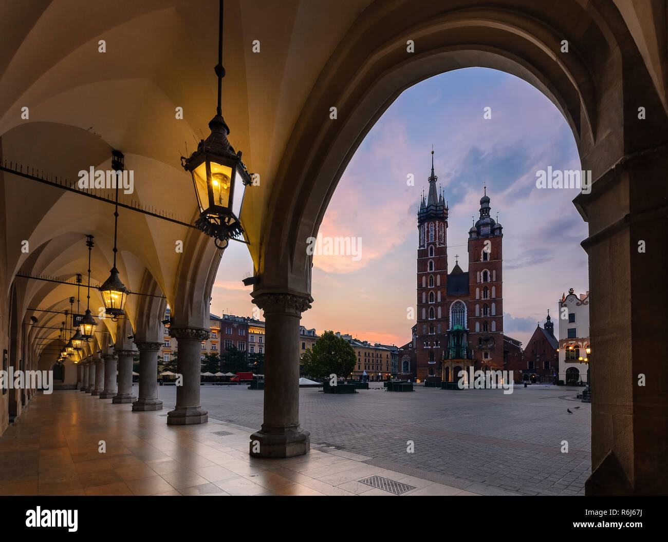 Vieux Centre-ville avec vue sur la Basilique Sainte-Marie de Cracovie le matin Banque D'Images