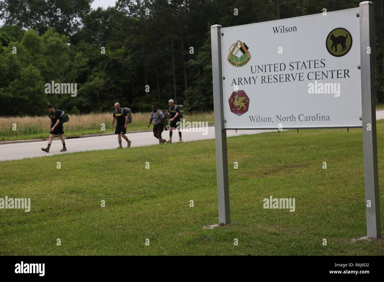 Des soldats américains de la 982e Compagnie de la Caméra de combat (Airborne) remplir un ruck Mars, Mai 21, 2017, Wilson, N.C. Le ruck mars a été effectué pour préparer les soldats à l'assemblée annuelle de la société formation en juin 2017. Banque D'Images