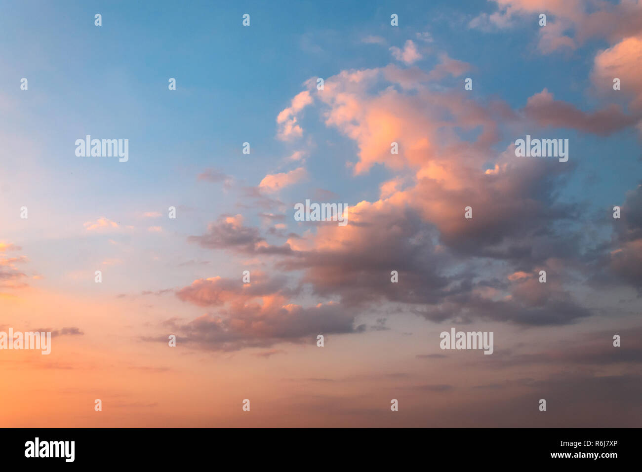 Coucher de soleil nuages rouges avec le ciel bleu en arrière-plan. Banque D'Images