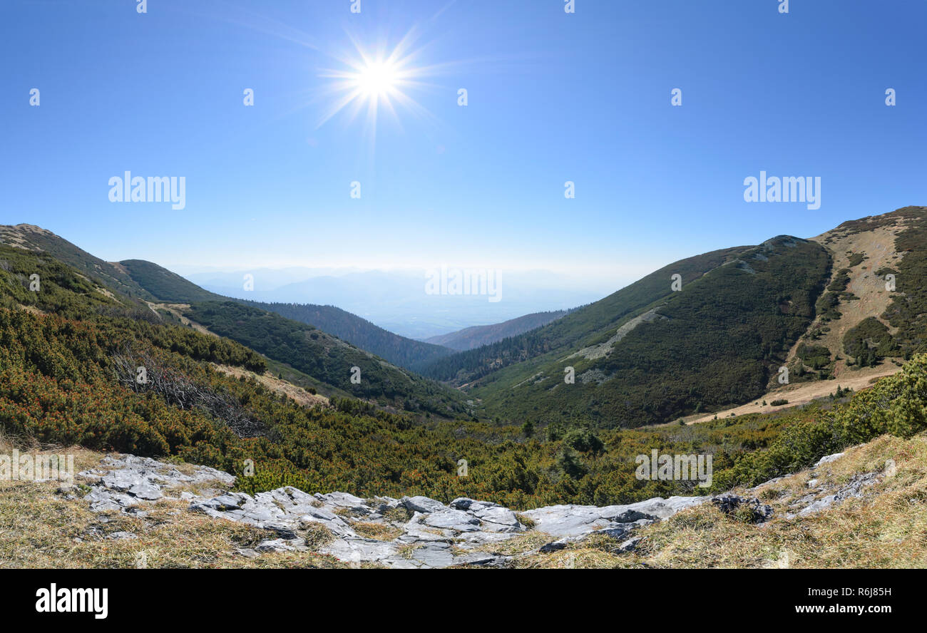 Large angle de vue les prés dans la vallée Vratna au parc national de Mala Fatra, en Slovaquie. De l'automne. Banque D'Images