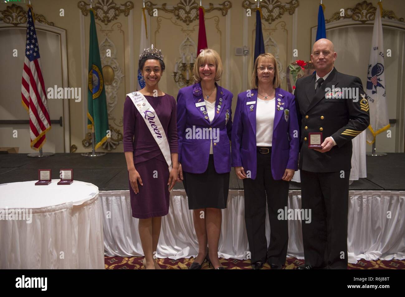 SPOKANE, laver. (18 mai 2017) Hospital Corpsman Premier maître de Robert Walker reçoit le Prix du membre de service forcé armés. Les forces armées annuel Prix du membre de service aussi connu comme le prix que la liberté retentisse et qu'il est en 61e année pour l'ensemble du grand Spokane. Les programmes de la Semaine de la marine a été le principal effort de sensibilisation de la Marine dans des régions du pays sans une importante présence de la marine, avec 195 semaines de la marine tenue à 71 villes des États-Unis. Le programme est conçu pour aider les Américains comprennent que leur marine est déployée à travers le monde, à toute heure, prêt à défendre Amérique à al Banque D'Images