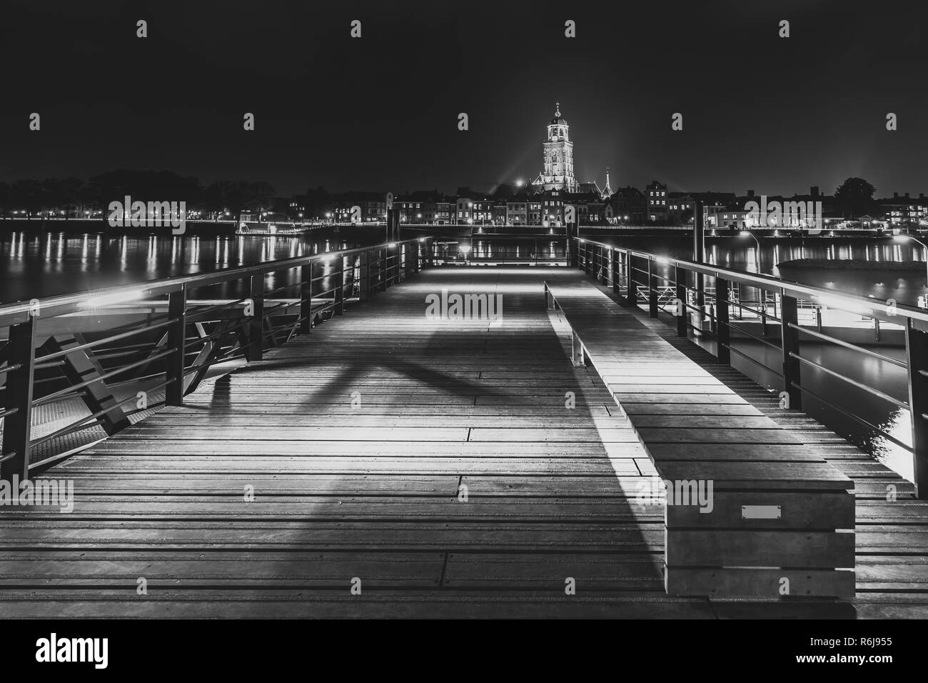 Deventer de nuit avec vue depuis une jetée sur la rivière Ijssel. La tour de l'église Lebuinus est dominé au-dessus de l'éclairage magnifique paysage urbain. Blac Banque D'Images