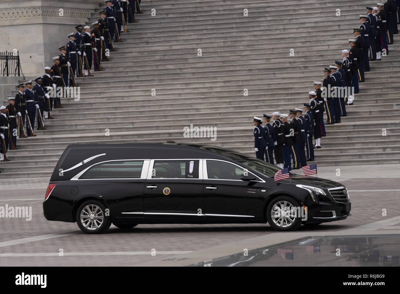 Washington, District de Columbia, Etats-Unis. 5 déc, 2018. Coffret de George HW Bush, 41e président des États-Unis, lui prend de l'US Capitol Rotunda pour ses funérailles d'État, le 5 décembre 2018 Crédit : Douglas Christian/ZUMA/Alamy Fil Live News Banque D'Images