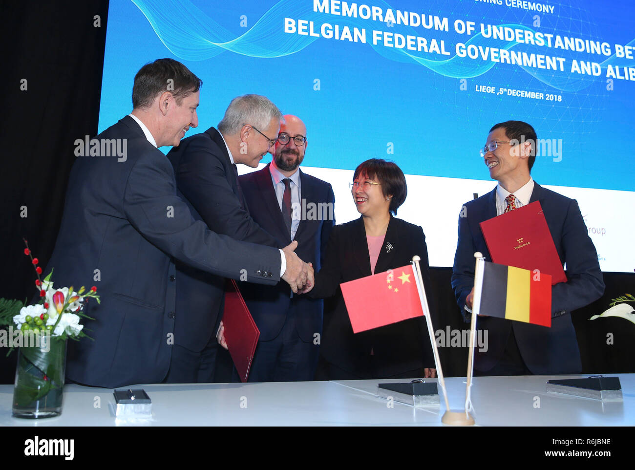 (181205) -- Liège (Belgique), 5 décembre 2018 (Xinhua) -- Michel Kempeneers, directeur de l'Agence d'outre-mer de Wallonie Export-Investment, vice-Premier ministre belge Kris Peeters, le Premier ministre belge, Charles Michel, Alibaba Group Président de Global Business Angel Zhao et premier directeur de l'Alibaba Group James Song (de G à D) célébrer après avoir signé une entente pour l'ouverture de la plate-forme mondiale du commerce électronique lors d'une cérémonie de signature à Liège, Belgique, 5 décembre 2018. Géant de l'e-commerce chinois Alibaba a signé un accord avec le gouvernement fédéral de la Belgique, mercredi, pour ouvrir son premier monde électronique T Banque D'Images