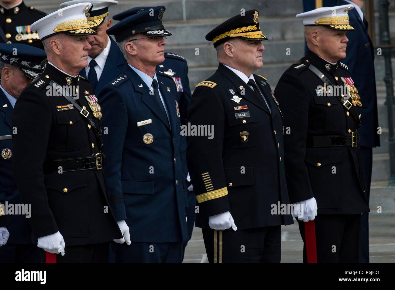 Les membres du U.S. Joint Chefs de service au garde à vous à l'extérieur de la cathédrale nationale de Washington après les funérailles nationales de l'ancien président George H. W. Bush le 5 décembre 2018, à Washington, DC. Bush, le 41e président, est décédé à son domicile de Houston à l'âge de 94 ans. Debout de gauche à droite sont : Chef de l'état-major général Joseph Dunford, Vice-président Paul J. Selva, chef de l'Armée Le Général Mark A. Milley et Marine Corps Directeur général Robert B. Neller. Banque D'Images