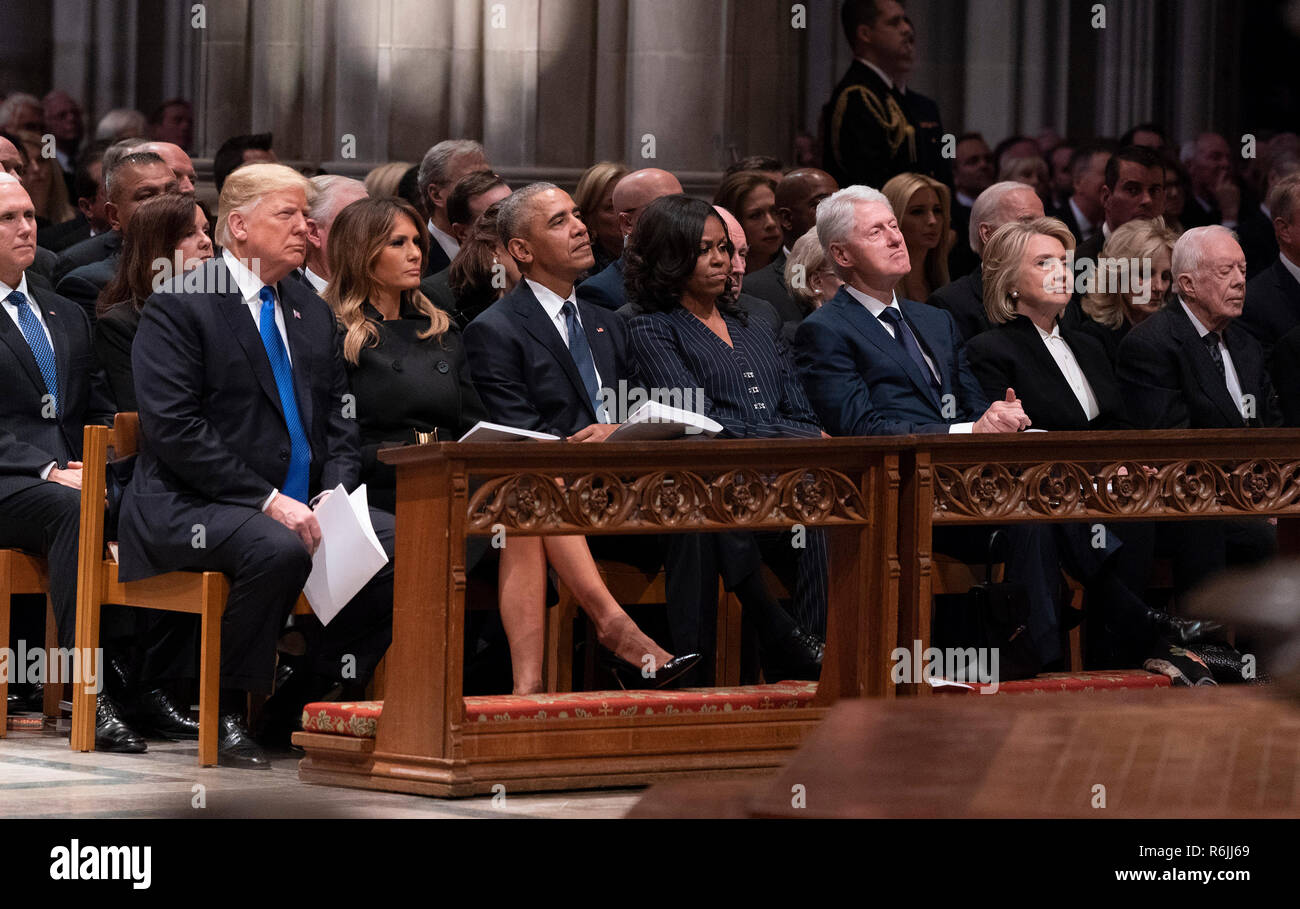 5 décembre 2018 - Washington, DC, United States : le Président des Etats-Unis, Donald J. Trump, Première Dame Melania Trump, Barack Obama, Michelle Obama, Hillary Clinton, Bill Clinton et Jimmy Carter à l'état service funéraire de l'ancien président George W. Bush dans la Cathédrale Nationale. Crédit : Chris Kleponis / Piscine d'utilisation dans le monde entier via CNP | Banque D'Images