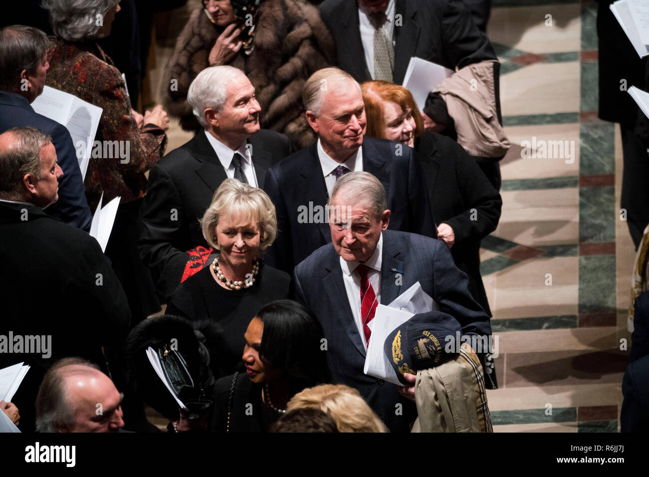 Ancien vice-président Dan Quayle, de l'ancien directeur de la CIA, Robert Gates, avec l'ancien directeur de la CIA, William Webster, ancien conseiller à la sécurité nationale, Condoleezza Rice, se retirer derrière il y cercueil de l'ancien président George Herbert Walker Bush en bas du centre commémoratif de l'île à la suite d'une cérémonie à la cathédrale nationale de Washington, Mercredi, Décembre. 5, 2018. De : Doug Mills / Piscine via l'utilisation de la CNP | dans le monde entier Banque D'Images