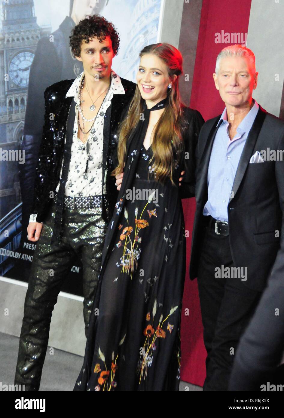 Los Angeles, USA. Le 05 mai 2018. LOS ANGELES, CA - 5 décembre : (L-R) l'acteur Robert Sheehan, l'actrice Hera Hilmar et l'acteur Stephen Lang assister à Universal Pictures et le CRM présente la première mondiale de moteurs 'Mortal' le 5 décembre 2018 au Regency Village Theatre de Los Angeles, Californie. Credit : Barry King/Alamy Live News Banque D'Images