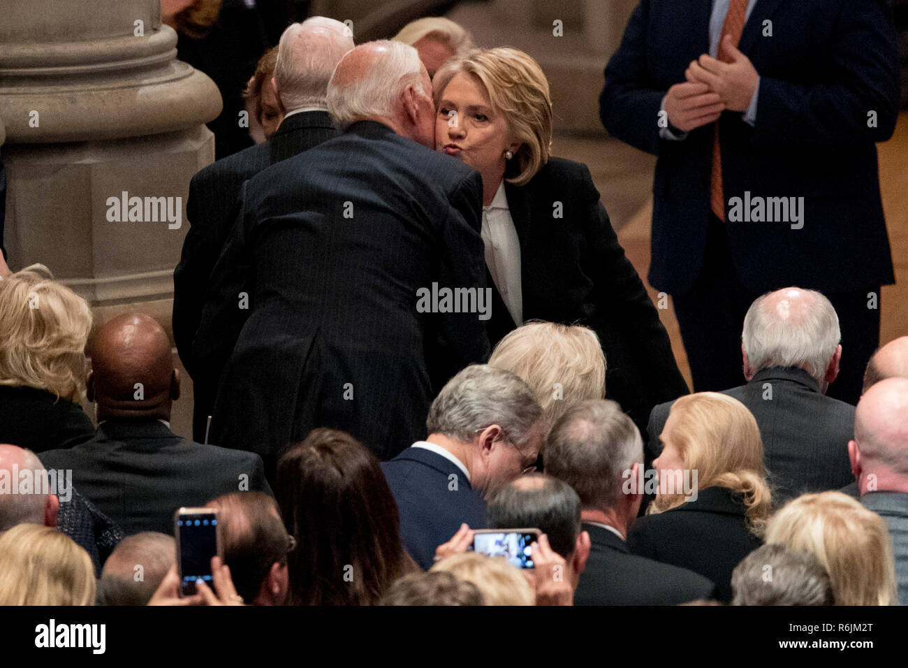 Ancien secrétaire d'État Hilary Clinton, droit, accueille l'ancien Vice-président américain Joe Biden, à gauche, avant les funérailles d'État pour l'ancien président George H. W. Bush à la Cathédrale Nationale, mercredi, 5 décembre 2018, à Washington. Crédit : Andrew Harnik / Piscine / MediaPunch CNP via Banque D'Images