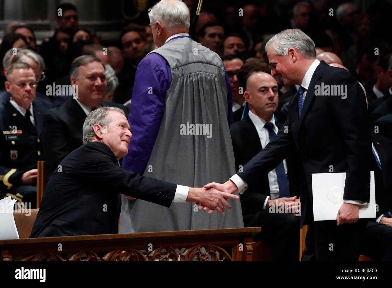 Biographe présidentielle Jon Meacham, serre la main avec l'ancien président George Bush après avoir parlé au cours de funérailles d'état de l'ancien président George H. W. Bush à la Cathédrale Nationale, mercredi, 5 décembre 2018, à Washington. Crédit : Alex Brandon/CNP/MediaPunch via Piscine Banque D'Images