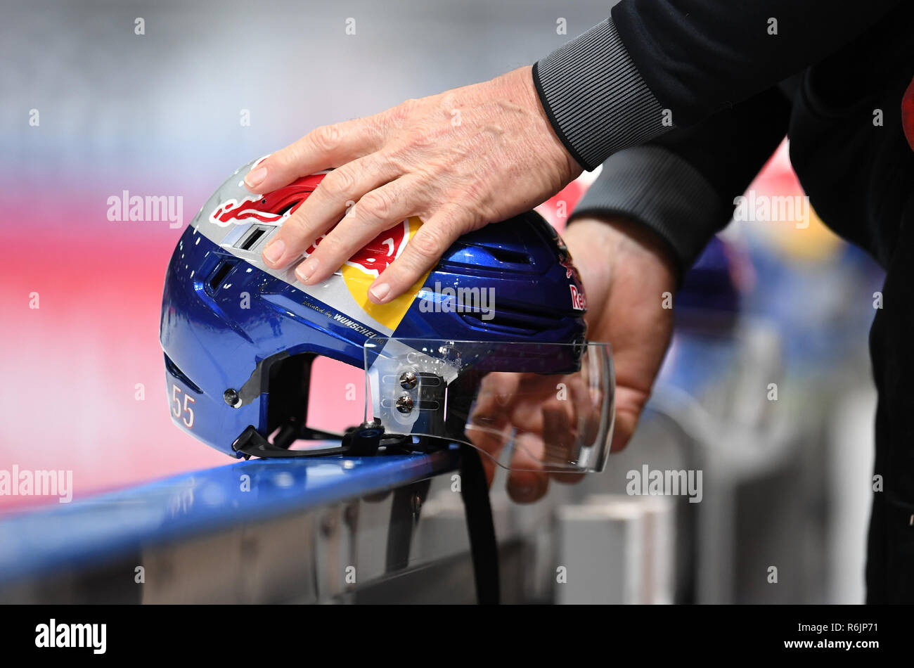 04 décembre 2018, Bavaria, Munich : hockey sur glace : Ligue des Champions, Red Bull EHC Munich - Malmö Redhawks, ronde, 1/4 de finale, première étape. Un casque de hockey sur glace de l'EHC Munich est décollé sur la piste. Photo : Tobias Hase/dpa Banque D'Images