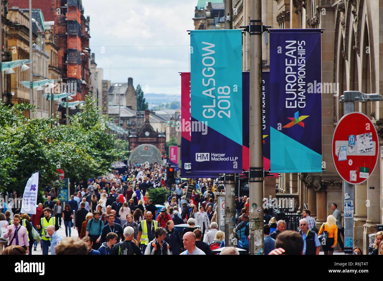Au cours de Buchanan Street bondé aux Championnats d'Europe en 2018, avec l'événement des banderoles accrochées aux lampadaires, Glasgow, Royaume-Uni Banque D'Images