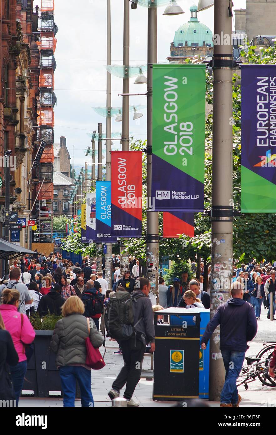 Au cours de Buchanan Street bondé aux Championnats d'Europe en 2018, avec l'événement des banderoles accrochées aux lampadaires, Glasgow, Royaume-Uni Banque D'Images