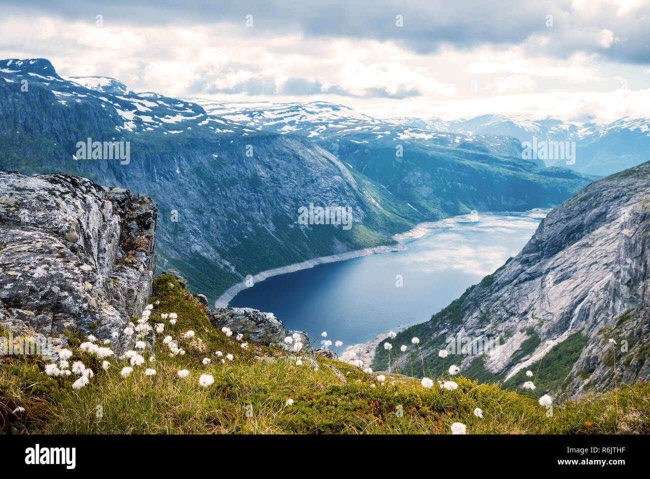 Vue d'été à Lac de montagne en Norvège Banque D'Images