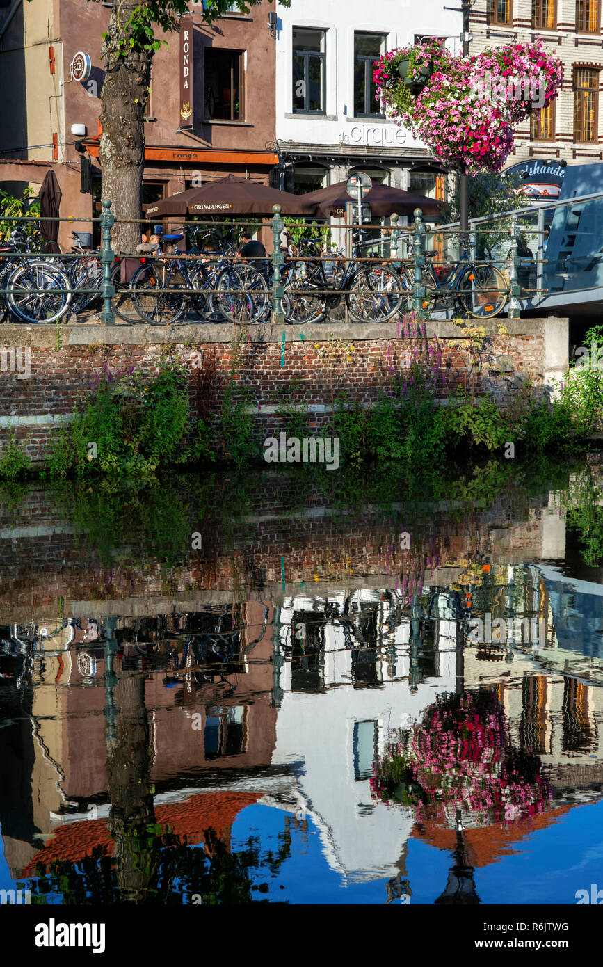 Façade de maison romantique destination voyage extérieur visites twillight canal canal bateau de navigation intérieure. Rivière dyle, Mechelen, Belgique. Banque D'Images