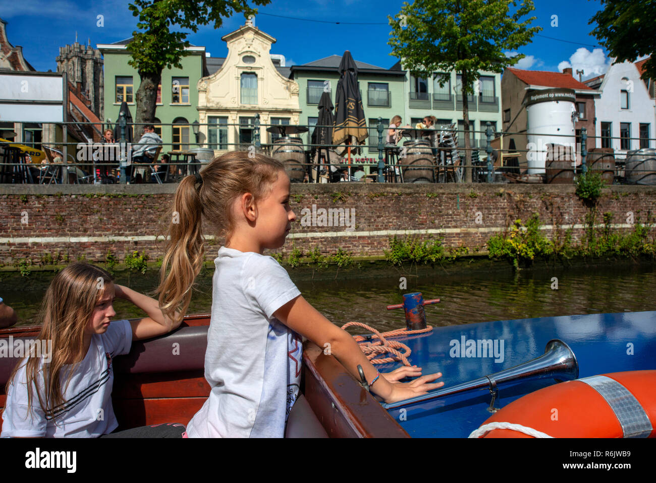 Balade en bateau sur la rivière Dyle, Mechelen, Belgique. Façade maisons romantique. Banque D'Images